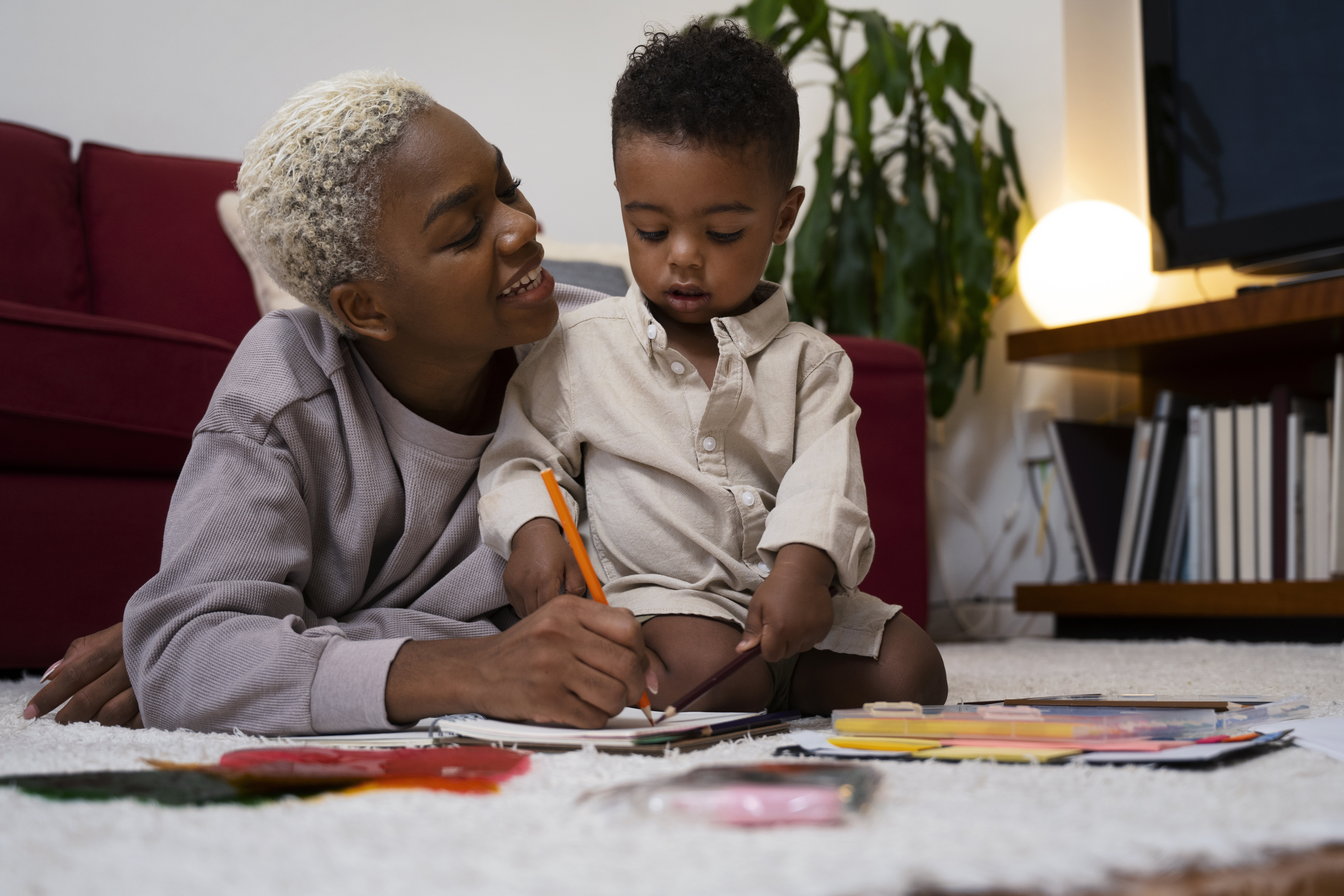 Père et enfant lisant un livre dans un lit